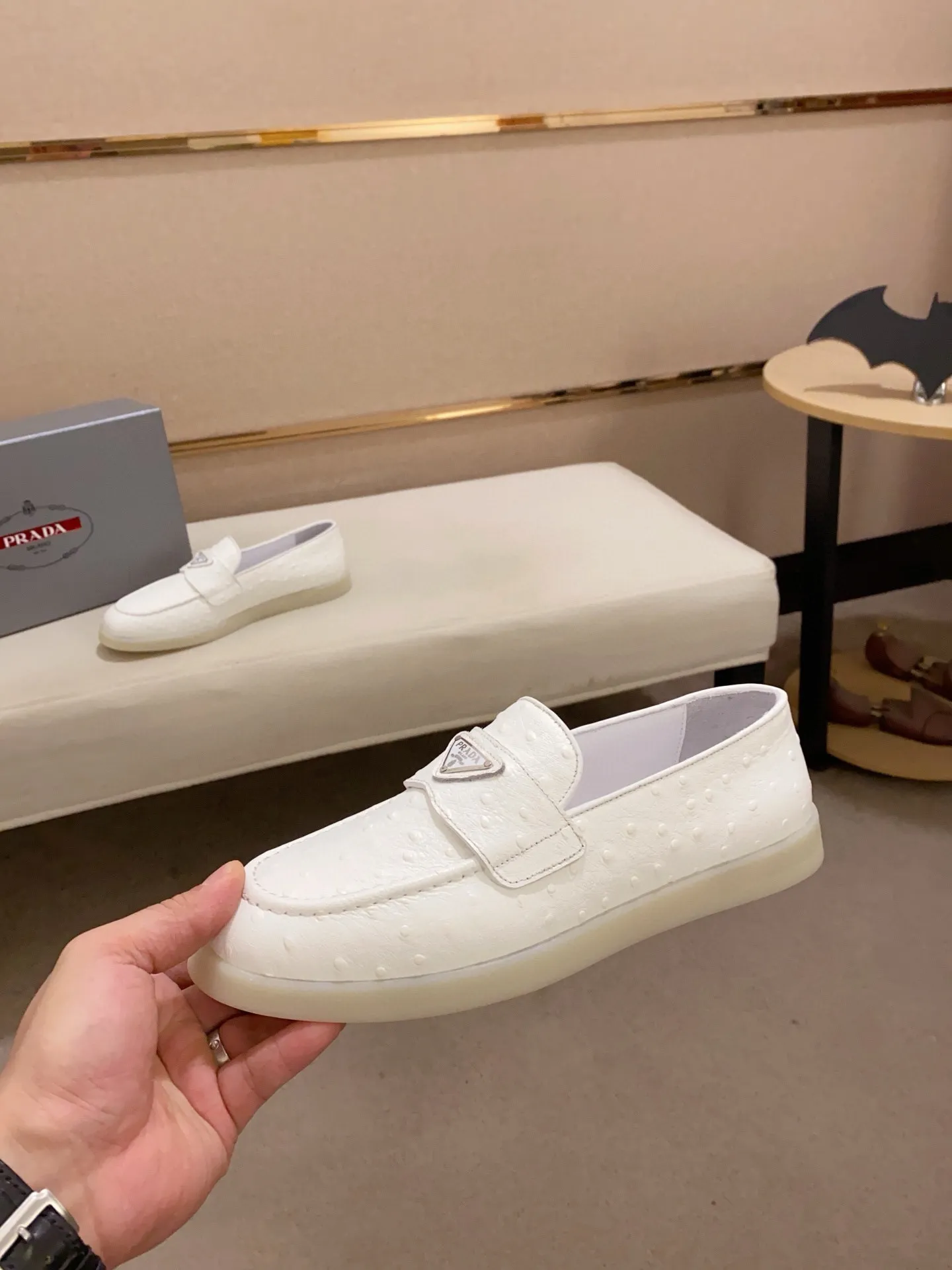 Men's shoes 💰 580💰 ✔️✔️✔️High-quality new PRADA counters are launched at the same time. The new men's shoes and 😘fabrics are selected from high-silk bald cowhide and are made by pure handicrafts. Lining: Full cowhide lining. 👍🏿 High-end ☄️ air-cushion molded anti-slip rubber outsole, exquisite lines, simple and elegant, comfortable and high-end for leisure travel. Code number: 38 to 44 (45 can be customized)